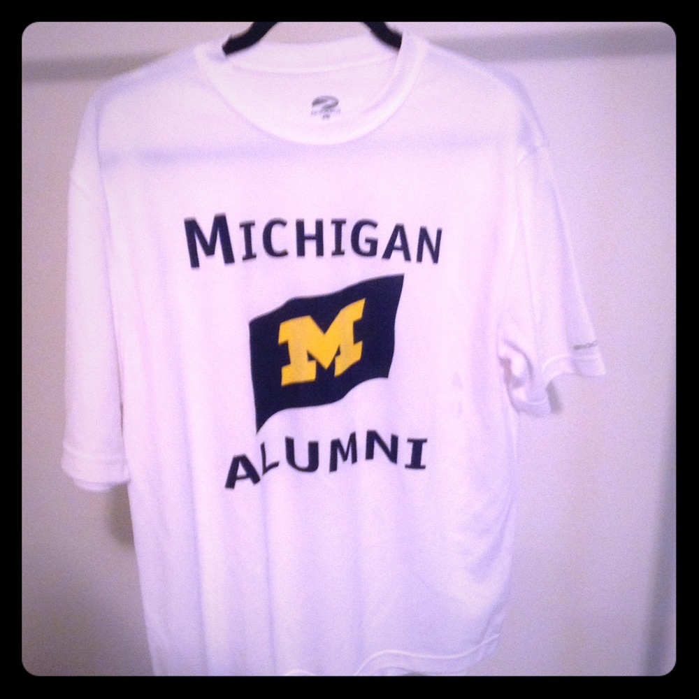 Large Univery of Michigan gym tshirt